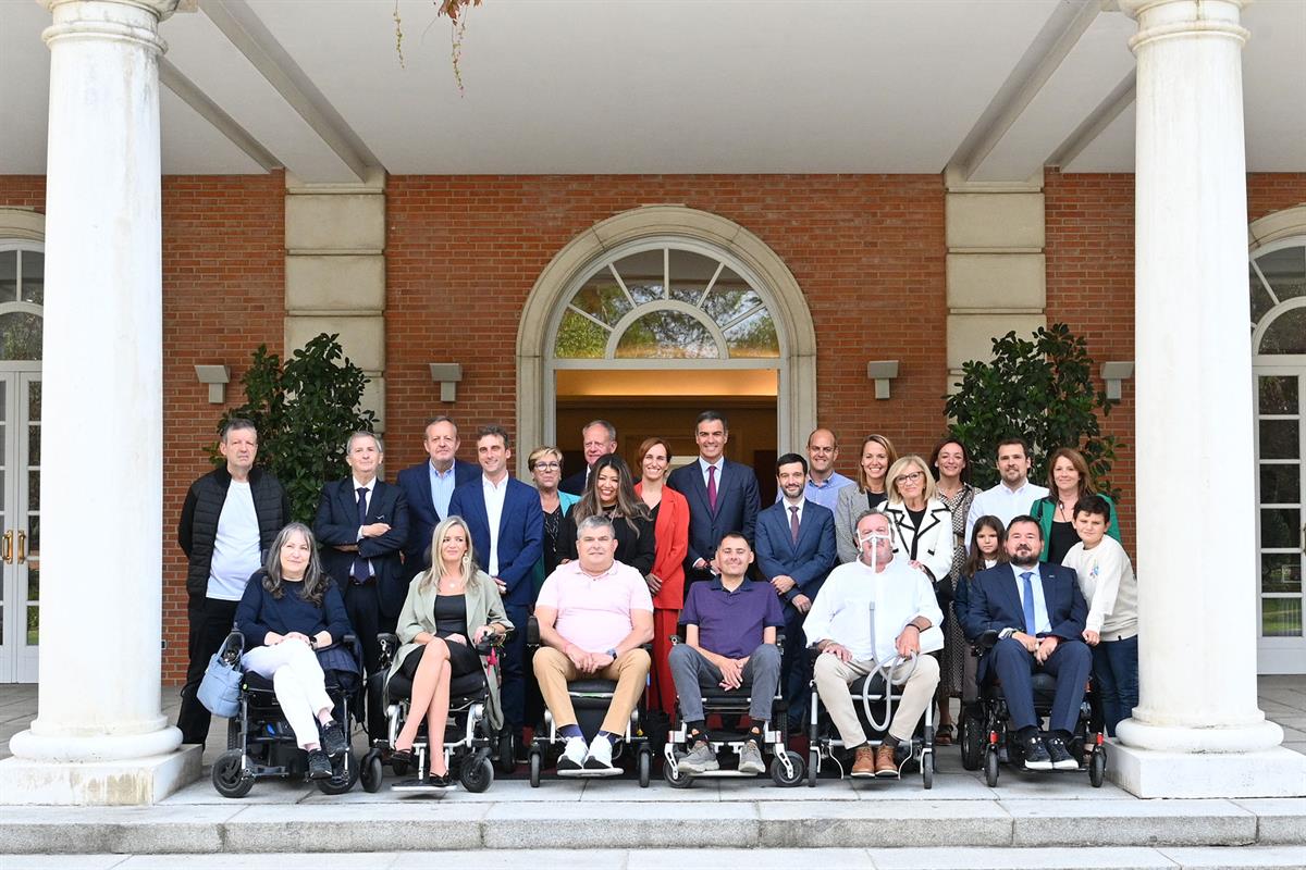 19/09/2024. El presidente se reúne con asociaciones, pacientes, cuidadores y familiares de ELA. Foto de famillia del presidente del Gobierno...