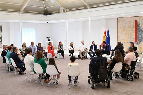 19/09/2024. El presidente se reúne con asociaciones, pacientes, cuidadores y familiares de ELA. El presidente del Gobierno, Pedro Sánchez, d...