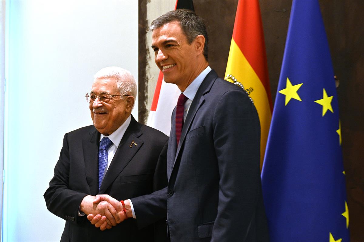 19/09/2024. Pedro Sánchez receives the President of the State of Palestine. Greeting between the President of the Government of Spain, Pedro...