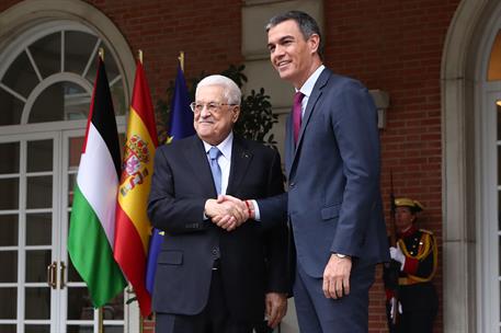 El presidente del Gobierno saluda presidente del Estado de Palestina y de la Autoridad Palestina, Mahmoud Abbas.