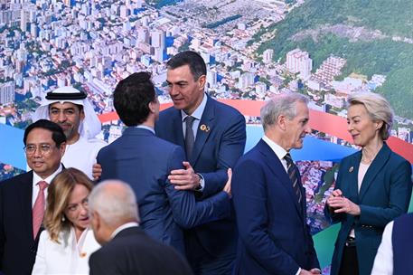 19/11/2024. El presidente del Gobierno asiste a la Cumbre del G20. El presidente del Gobierno, Pedro Sánchez, saluda al primer ministro cana...