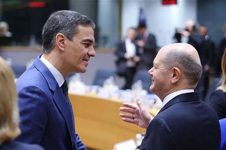 19/12/2024. Pedro Sánchez participa en el Consejo Europeo. El presidente del Gobierno, Pedro Sánchez, conversa con el canciller alemán, Olaf...