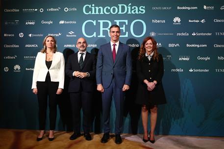 20/05/2024. Pedro Sánchez interviene en el foro económico CREO. Foto de familia de los participantes en el foro económico CREO