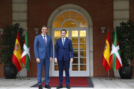 20/09/2024. Pedro Sánchez se reúne con el lehendakari Imanol Pradales. El presidente del Gobierno, Pedro Sánchez, recibe al lehendakari vasc...