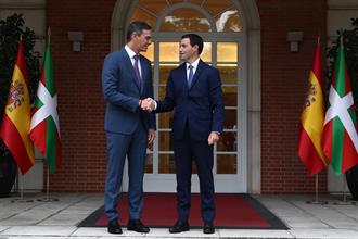 El presidente del Gobierno, Pedro Sánchez, saluda al lehendakari, Imanol Pradales.