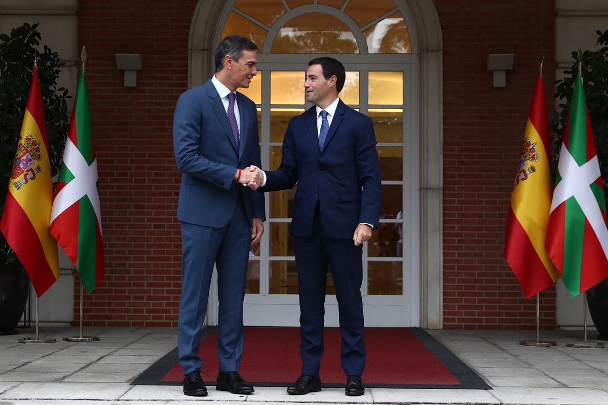 20/09/2024. Pedro Sánchez se reúne con el lehendakari Imanol Pradales. El presidente del Gobierno, Pedro Sánchez, saluda al lehendakari vasc...