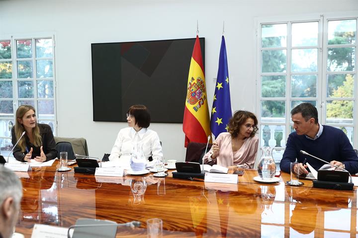 Pedro Sánchez conversa con María Jesús Montero en el Comité de crisis de la DANA.