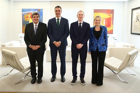 Image 2 of article El presidente del Gobierno aborda con el presidente de Amazon los compromisos de la multinacional en España sobre inversión y creación de empleo