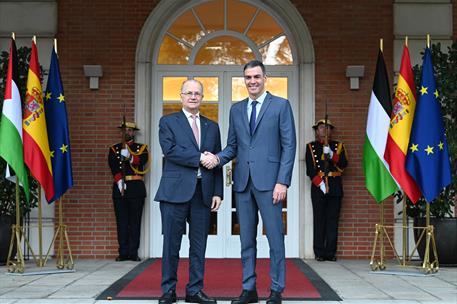 El presidente del Gobierno saluda al primer ministro de Palestina, Muhammad Mustafa