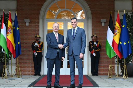 El presidente del Gobierno saluda al primer ministro de Palestina, Muhammad Mustafa