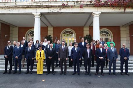 22/10/2024. Pedro Sánchez se reúne con representantes del sector de la vivienda. Foto de familia del encuentro del presidente del Gobierno, ...