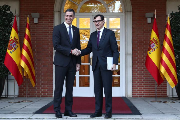 Pedro Sánchez durante la reunión con el president de la Generalitat de Cataluña, Salvador Illa