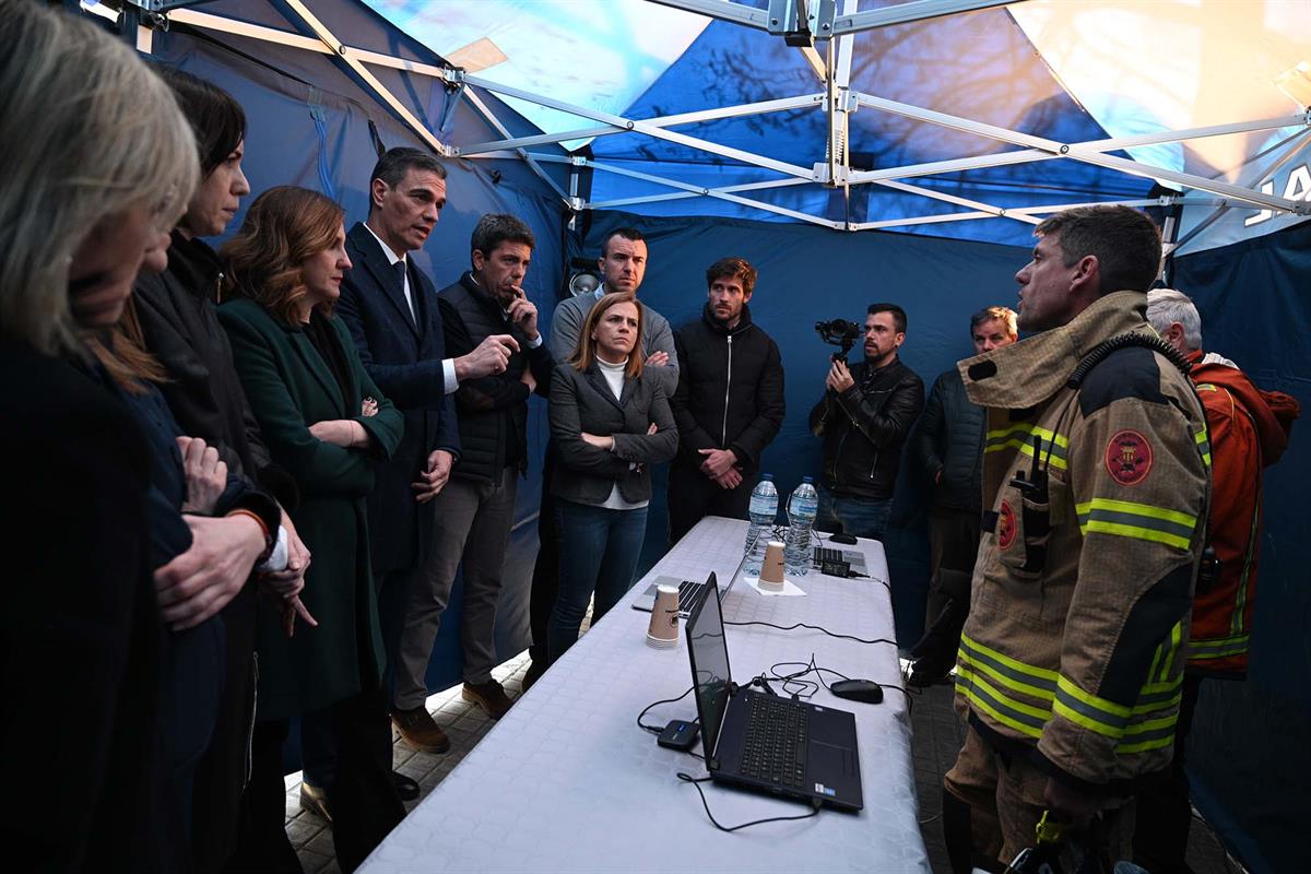 23/02/2024. Pedro Sánchez visita la zona afectada por el incendio del edificio del Campanar. El presidente del Gobierno, acompañado por la m...
