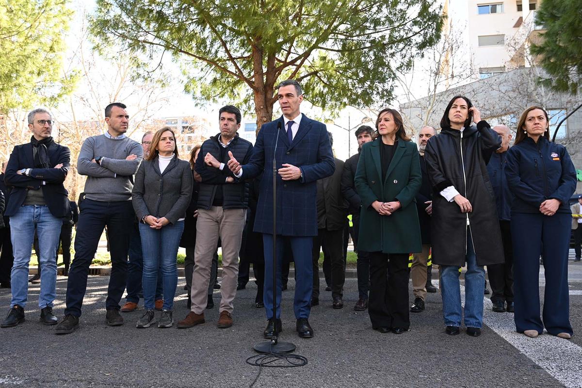 23/02/2024. Pedro Sánchez visita la zona afectada por el incendio del edificio del Campanar. El presidente del Gobierno, Pedro Sánchez, dura...