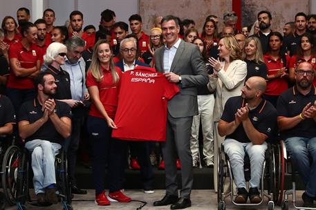 23/07/2024. PG participantes en los Juegos de París 2024. Pedro Sánchez muestra la camiseta que le han entragado los equipos olímpico y paralímpico.