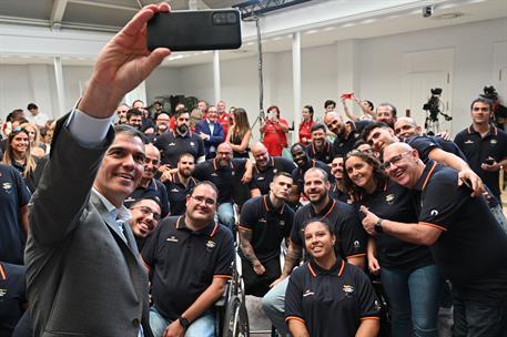 23/07/2024. PS participantes en los Juegos de París 2024. Pedro Sánchez se hace un selfie con participantes del equipo paralímpico.