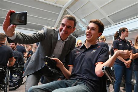 23/07/2024. PS participantes en los Juegos de París 2024. Pedro Sánchez, se fotografía con un participante paralímpico de los Juegos de París 2024.