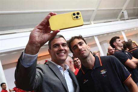23/07/2024. PS participantes en los Juegos de París 2024. Pedro Sánchez y un participante en las Olimpiadas tomandose una foto.