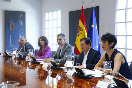 Image 0 of article El presidente del Gobierno se reúne con representantes del Patronato de la Fundación Centro para la Memoria de las Víctimas del Terrorismo