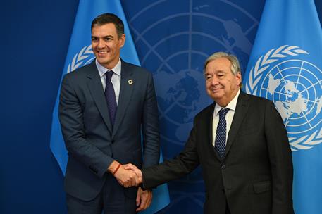 23/09/2024. Pedro Sánchez participa en la Cumbre del Futuro. Pedro Sánchez saluda al secretario general de Naciones Unidas, António Guterres