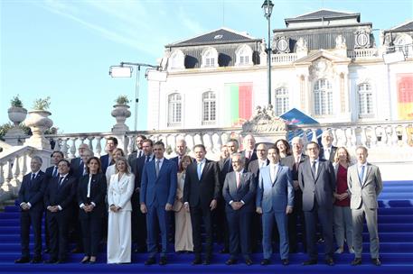 23/10/2024. Pedro S&#225;nchez participa en la XXXV Cumbre Hispano-Portuguesa. El presidente del Gobierno, Pedro S&#225;nchez, en la foto de familia d...