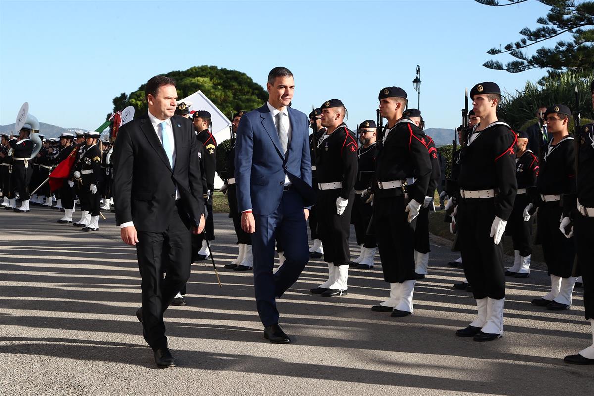 El presidente del Gobierno y el primer ministro de la República Portuguesa, durante la ceremonia de llegada