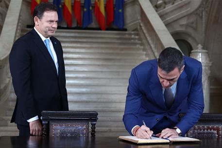 23/10/2024. Pedro Sánchez participa en la XXXV Cumbre Hispano-Portuguesa. El presidente del Gobierno, Pedro Sánchez, firma en el libro de ho...