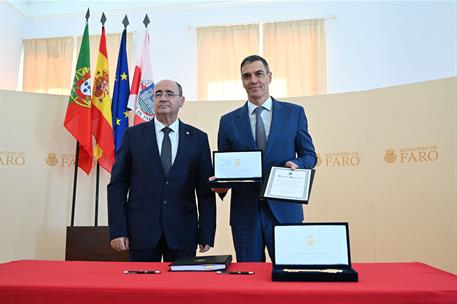 23/10/2024. Pedro S&#225;nchez participa en la XXXV Cumbre Hispano-Portuguesa. El presidente del Gobierno, Pedro S&#225;nchez, recibe las llaves de la...