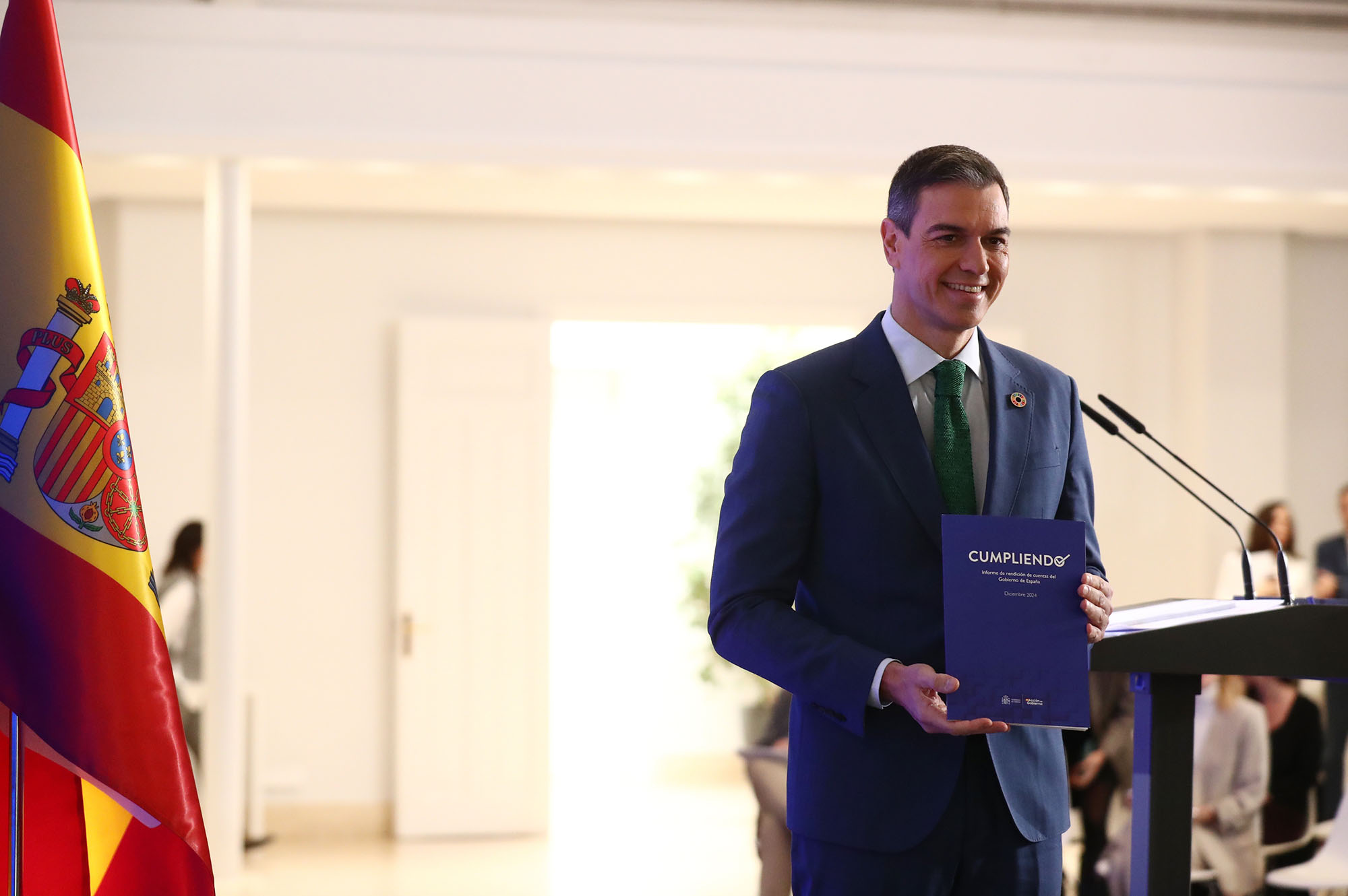 El presidente del Gobierno con la nueva edición del informe Cumpliendo