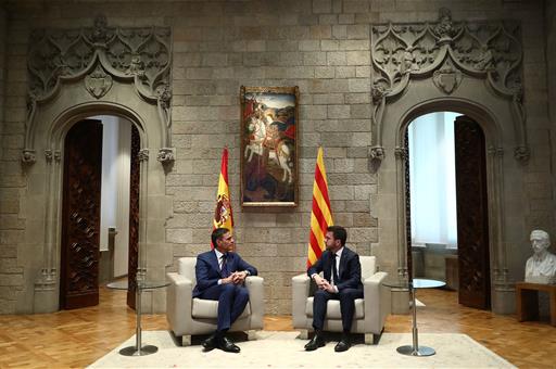 El presidente del Gobierno, Pedro Sánchez, y el presidente de la Generalitat de Catalunya, Pere Aragonés, durante la reunión que