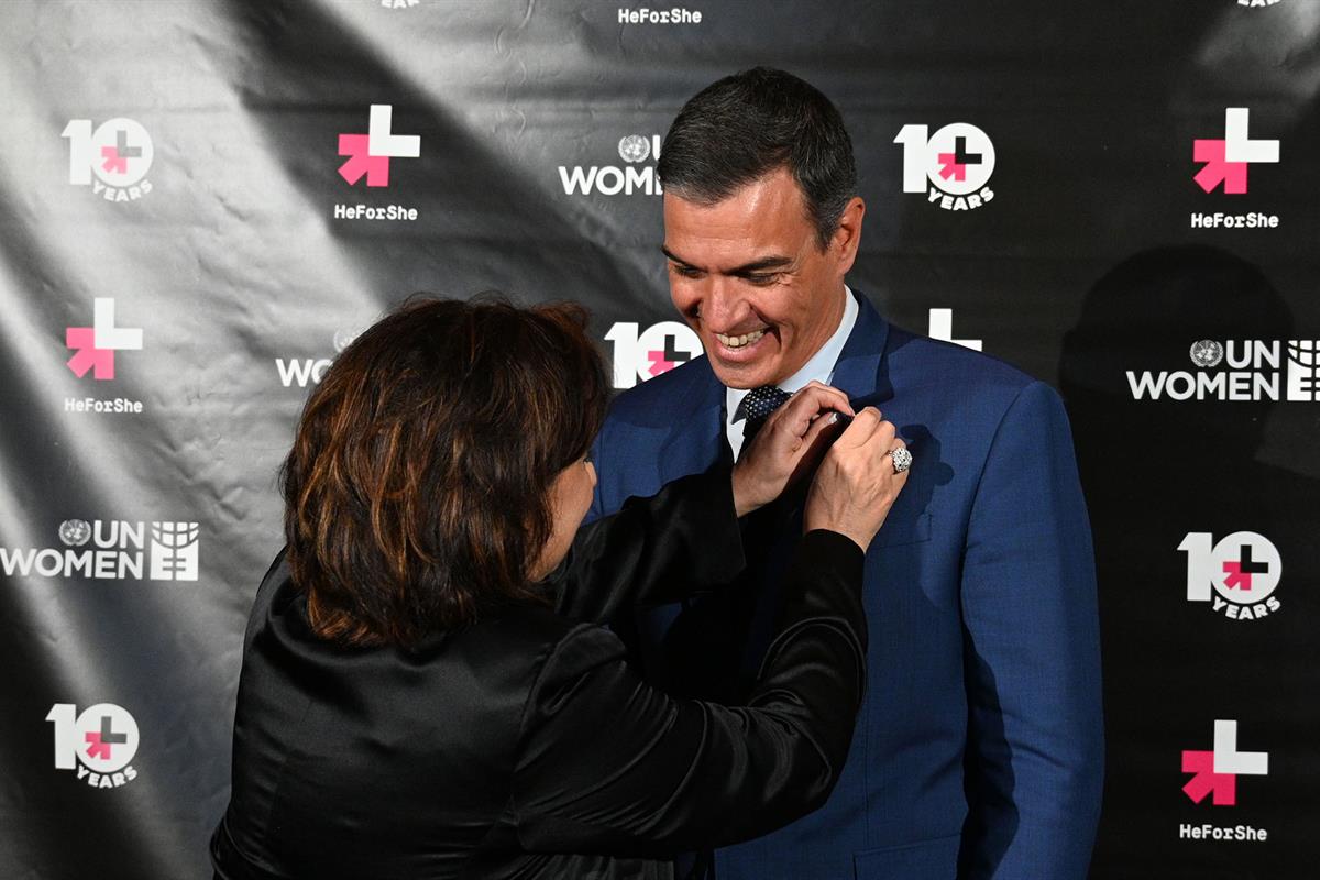 24/09/2024. Pedro Sánchez attends the HeForShe Alliance event. Pedro Sánchez receives the HeForShe Alliance event badge before his speech on...