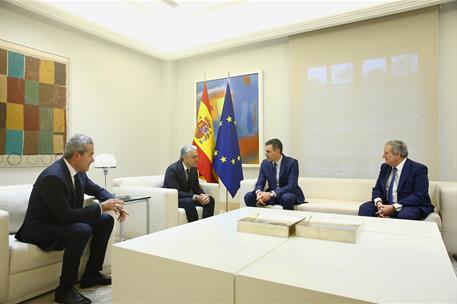 24/10/2024. Pedro Sánchez se reúne con el presidente de la ACEA y consejero delegado del Grupo Renault. El presidente del Gobierno, Pedro Sá...