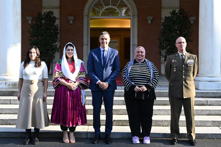 24/10/2024. Pedro Sánchez meets with representatives of the work of the UN. Group photo of the President of the Government of Spain, Pedro S...