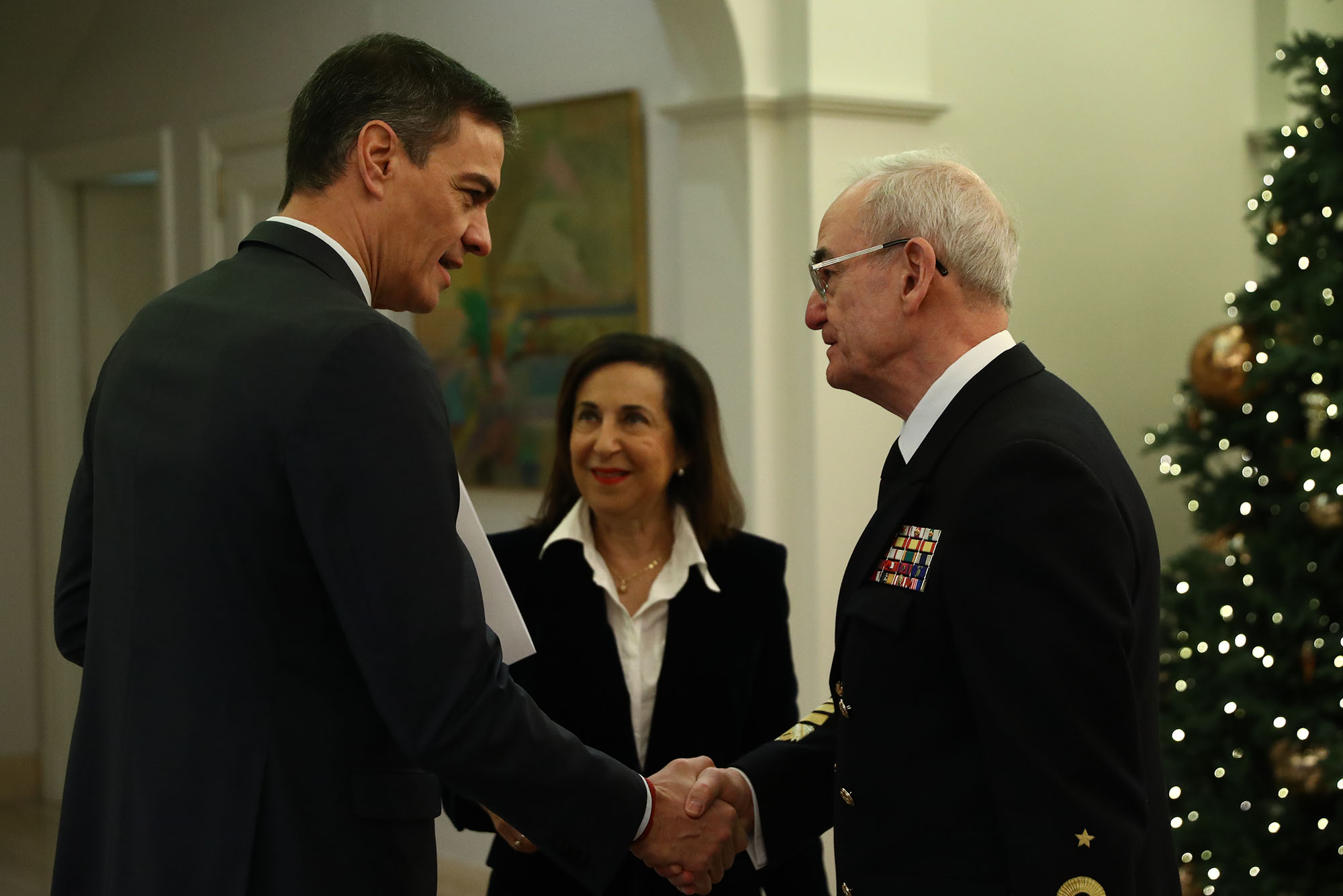 El presidente saluda al jefe del Estado Mayor y a la ministra de Defensa