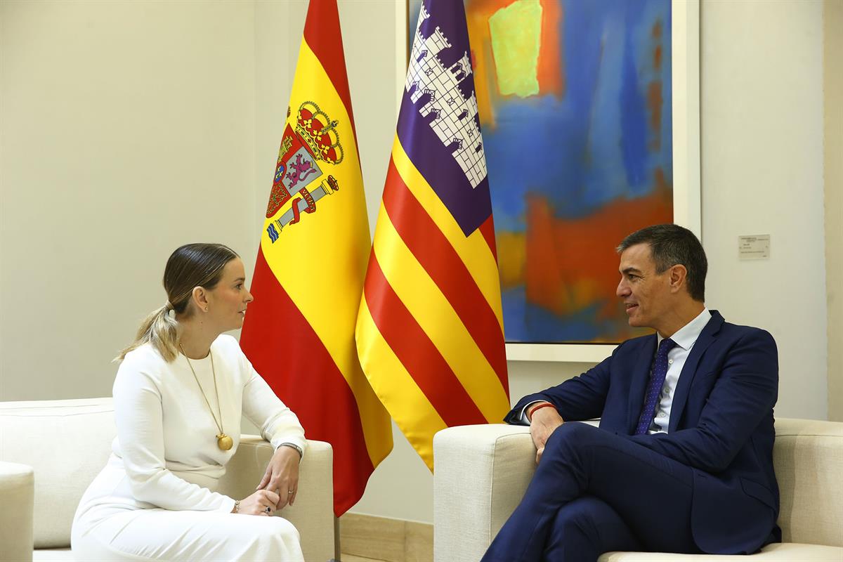 25/10/2024. Pedro Sánchez recibe a la presidenta de Baleares. El presidente del Gobierno, Pedro Sánchez, conversa con la presidenta de les I...