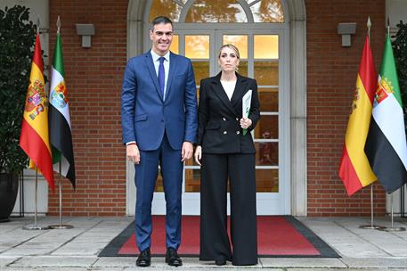 25/10/2024. Pedro Sánchez recibe a la presidenta de Extremadura. El presidente del Gobierno, Pedro Sánchez, junto a la presidenta de la Junt...