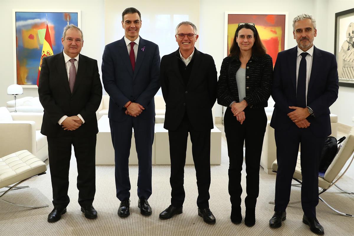 25/11/2024. Pedro Sánchez mantiene un encuentro con el consejero delegado de Stellantis, Carlos Tavares. El presidente del Gobierno, Pedro S...