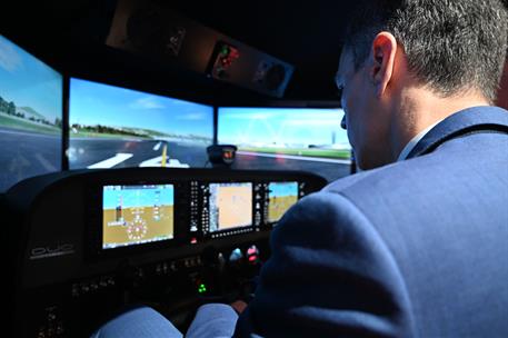 26/01/2024. Pedro Sánchez a los mandos de un simulador de vuelo en FITUR 2024. Pedro Sánchez prueba un simulador de vuelo en FITUR 2024.