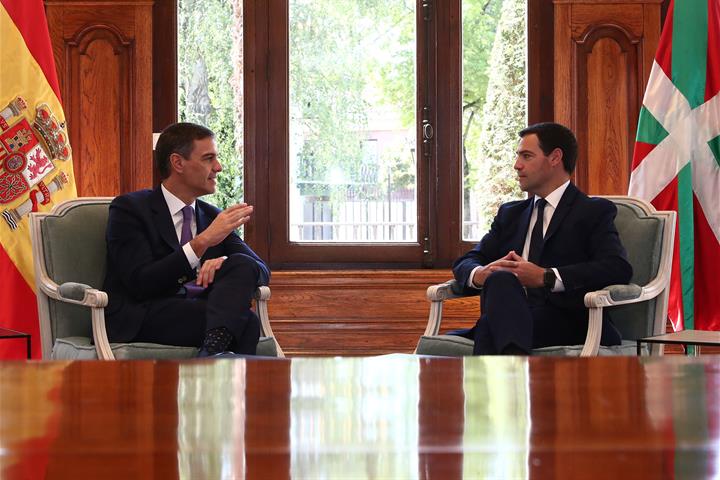 Pedro Sánchez y el lehendakari Imanol Pradales, durante su reunión en el Palacio de Ajuria Enea.