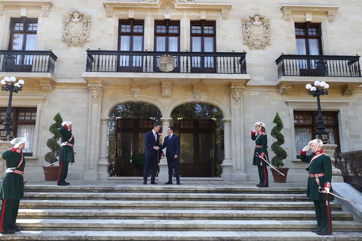 26/07/2024. PS encuentro con lehendakari. El presidente del Gobierno, Pedro Sánchez, y el lehendakari vasco, Imanol Pradales, se saludan en ...