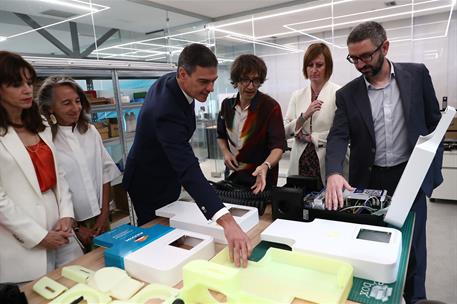 26/07/2024. Pedro Sánchez visita las instalaciones de la empresa VELTIUM. El presidente del Gobierno, Pedro Sánchez, durante su visita a las...