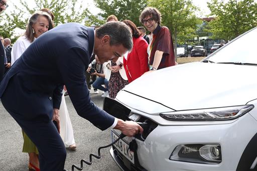 El presidente del Gobierno, Pedro Sánchez, recarga un vehículo eléctrico
