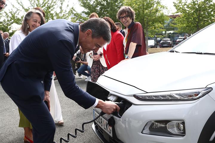 El presidente del Gobierno, Pedro Sánchez, recarga un vehículo eléctrico