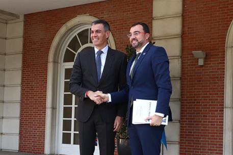 27/09/2024. Pedro Sánchez receives the presidents of Cantabria, La Rioja and the Principality of Asturias. Greeting between the President of...