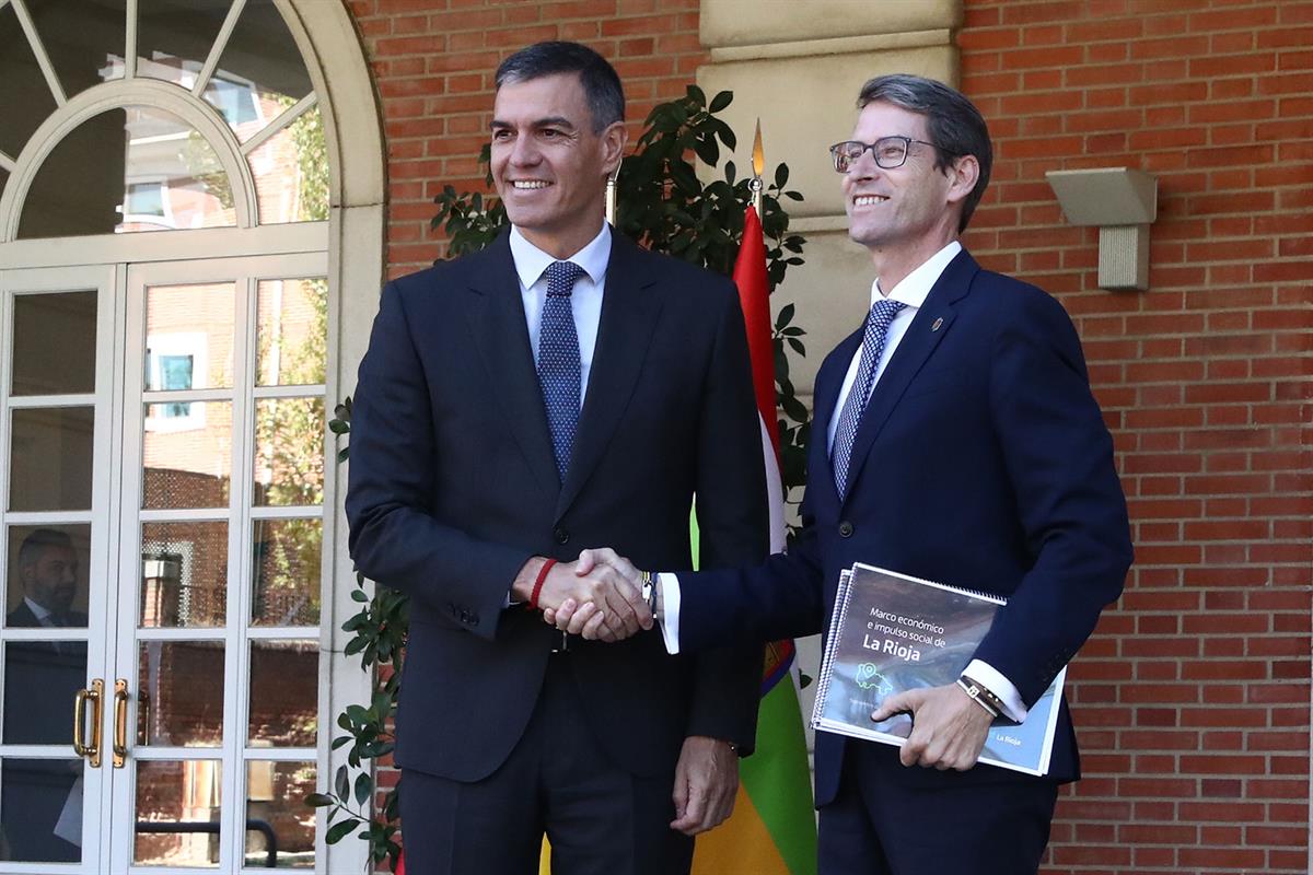 27/09/2024. Pedro Sánchez receives the presidents of Cantabria, La Rioja and the Principality of Asturias. Greeting between the President of...