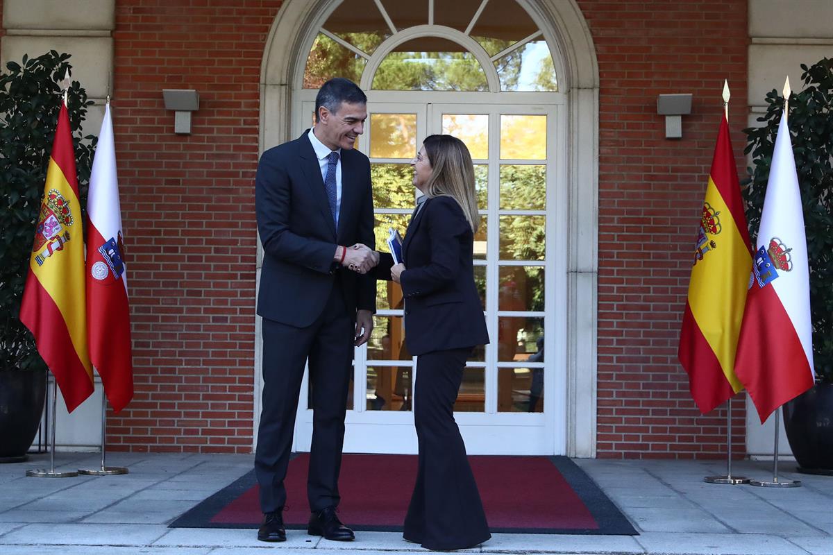 27/09/2024. Pedro Sánchez receives the presidents of Cantabria, La Rioja and the Principality of Asturias. Greeting between the President of...