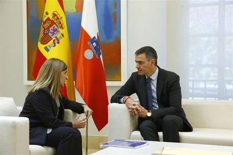 27/09/2024. Pedro S&#225;nchez se re&#250;ne con la presidenta de Cantabria. El presidente del Gobierno, Pedro S&#225;nchez, conversa con la presidenta de ...