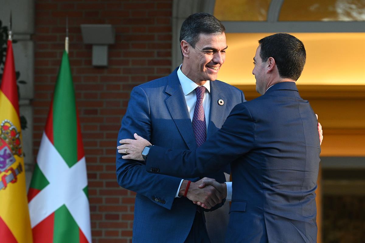 27/11/2024. El presidente del Gobierno recibe al lehendakari vasco. El presidente del Gobierno, Pedro Sánchez, saluda al lehendakari vasco, ...