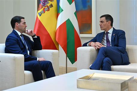 27/11/2024. El presidente del Gobierno recibe al lehendakari vasco. El presidente del Gobierno, Pedro S&#225;nchez, y el lehendakari vasco, Imano...