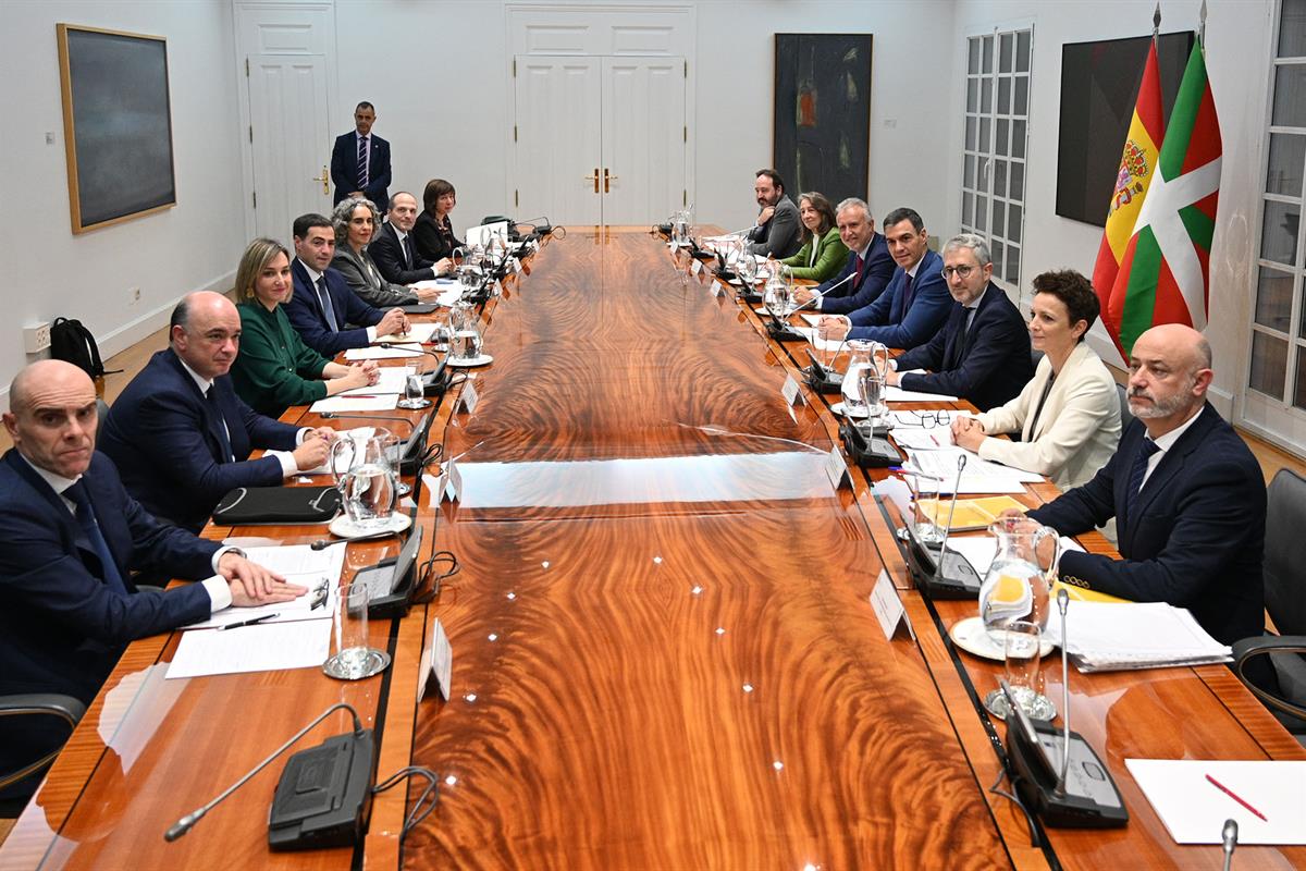 27/11/2024. El presidente del Gobierno recibe al lehendakari vasco. Reunión de los miembros de la Comisión Bilateral de Cooperación Administ...